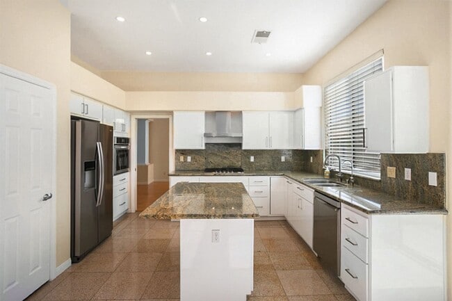 Building Photo - 5 BED Summerlin home w/ 1ST FLOOR BED AND 3/4 BATH