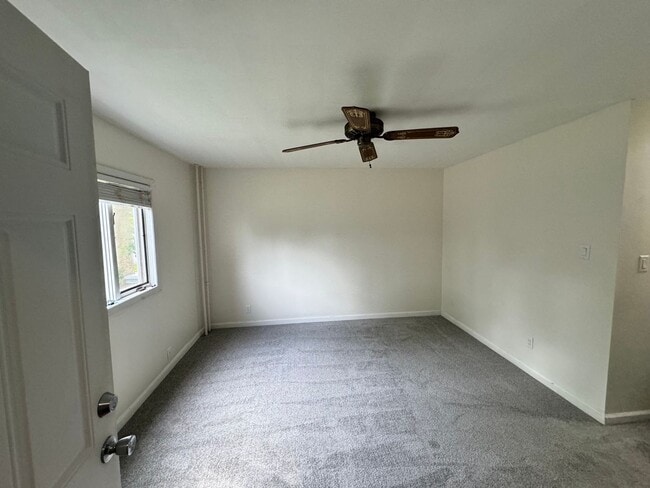 Building Photo - Available June 1st - 2 bed/1 bath Lower Duplex!