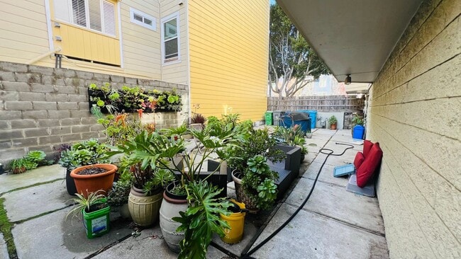 Building Photo - EPIC REA: Charming 2Bed/1Bath Condo w/ Parking