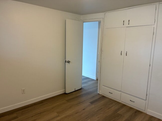 Building Photo - 1007-1011 E Lincoln Ave