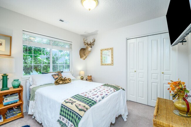 Building Photo - Large 3 Bed, 2.5 Bath Home in McMinnville-...