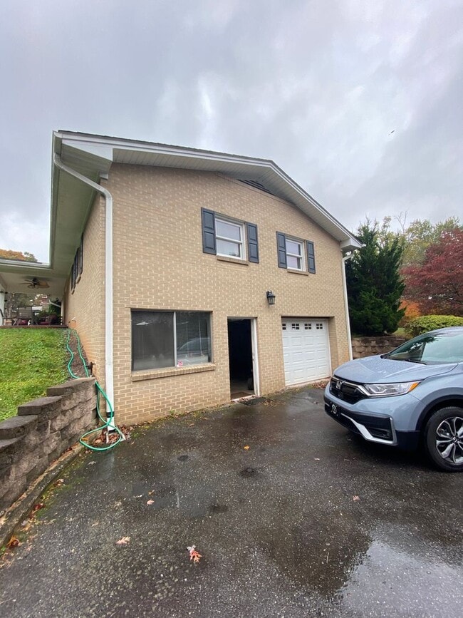 Building Photo - Beautiful brick, ranch home in the Enka School district. 3 bedrooms, 2 bathrooms!