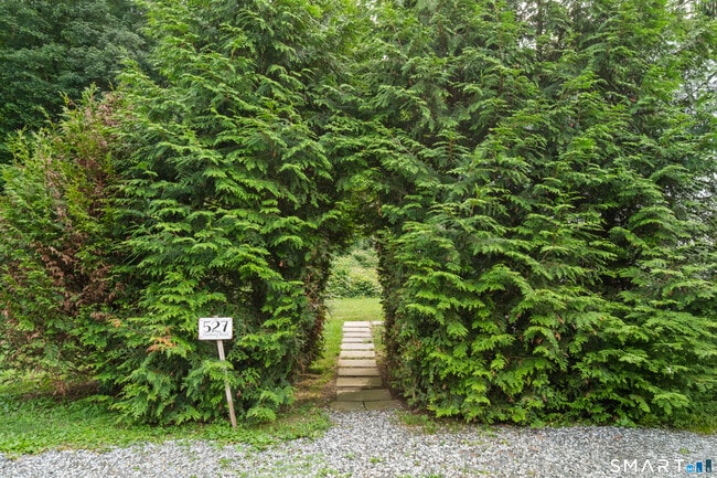 Building Photo - 527 Danbury Rd