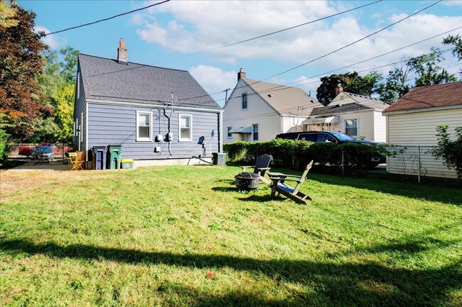 Building Photo - Beautiful Bright 3B/1B Bungalow in Royal Oak