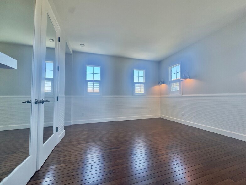 Building Photo - 1049 S Wedgewood Rd