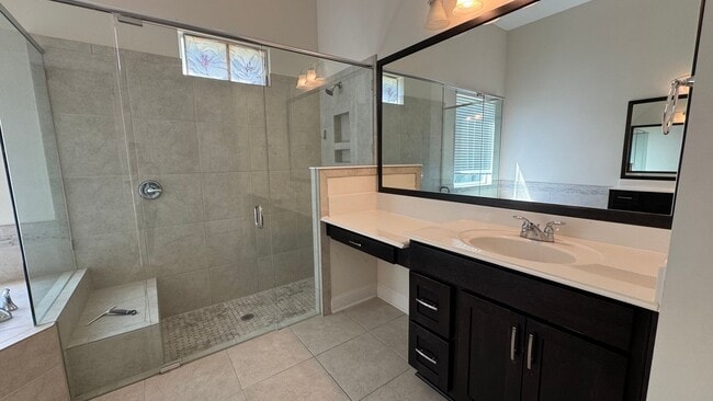 Building Photo - Beautiful 4B/3B with Bonus Office Space Fo...