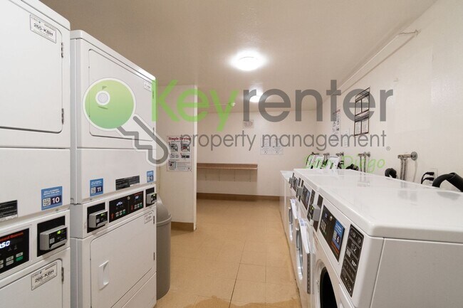 Building Photo - Walking distance to Fashion Vally Mall |2 minute drive to both North and South 163, as well as I-8