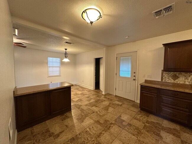 Building Photo - 1622 Longview St