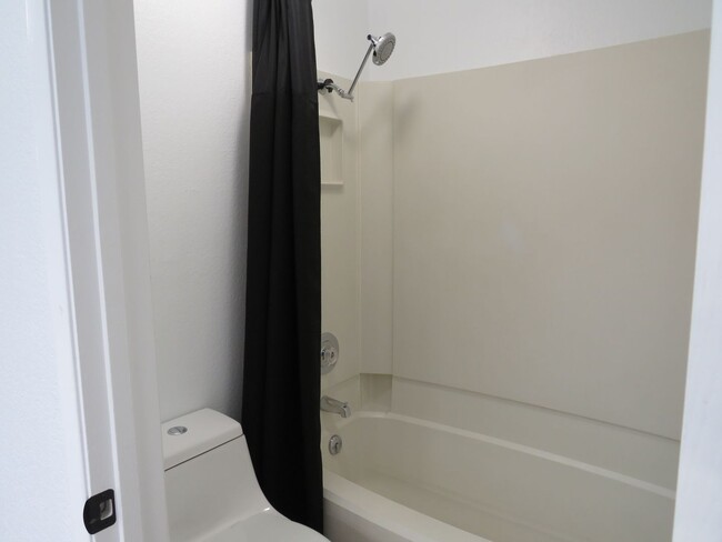 Building Photo - Redmond Modern & Updated 3bd/2bath Condo i...