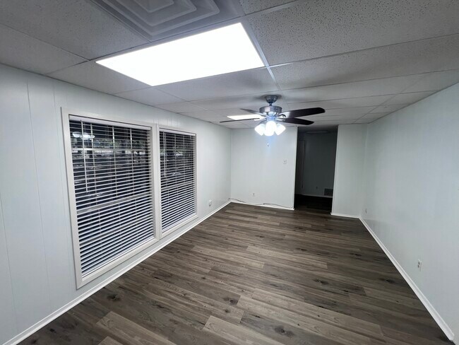 Building Photo - 11106 N Dowling Rd