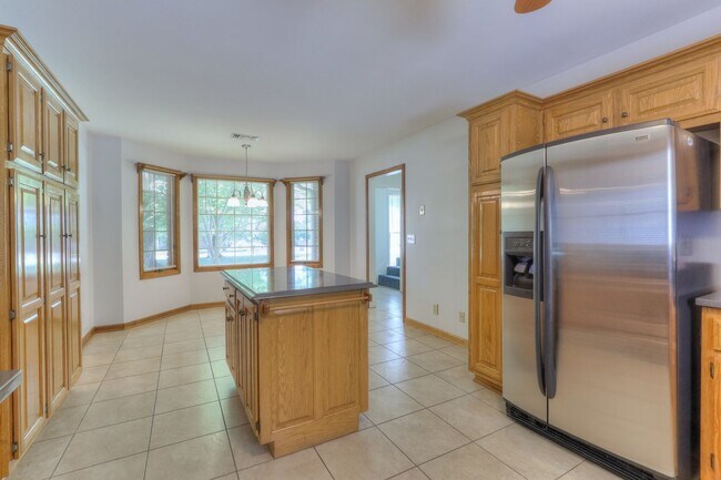 Building Photo - 2303 Friendship Dr
