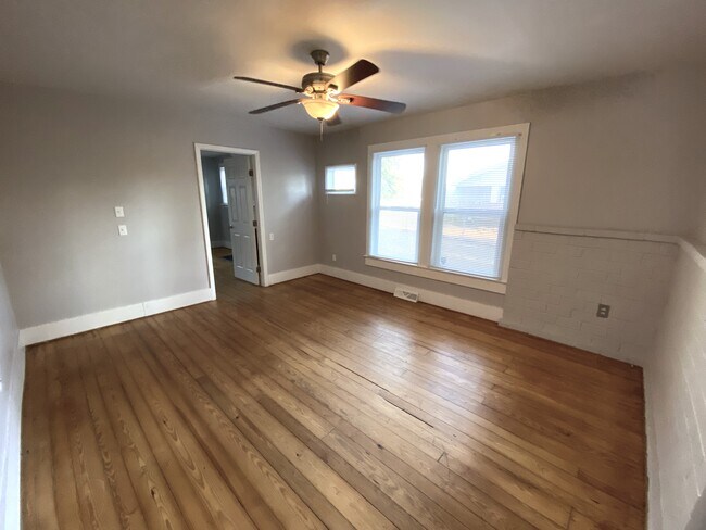 Family Room - 714 Old Grove Rd