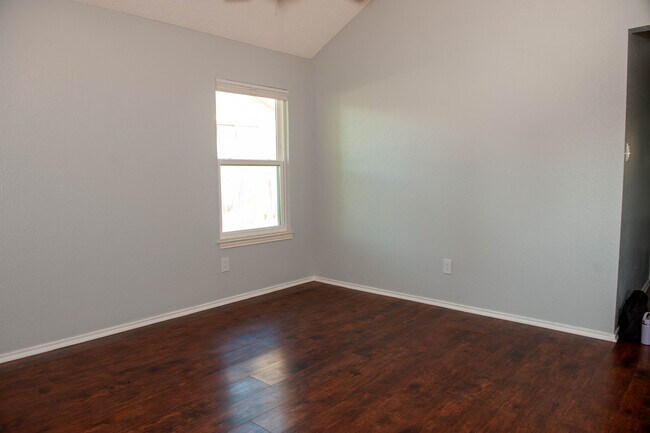 Building Photo - 1002 Cresswell Dr