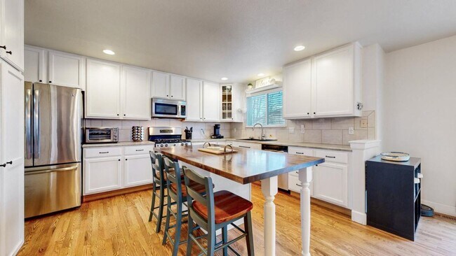 Building Photo - Beautiful Home in the Ridge Crest Neighbor...