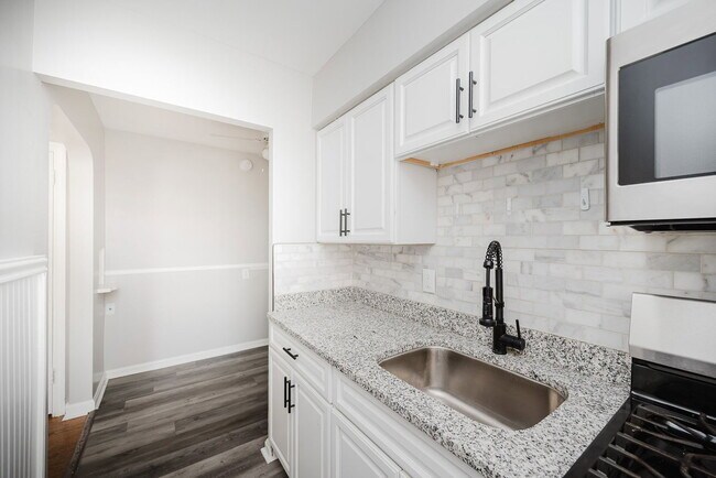 Building Photo - 5828 Ridge Ave