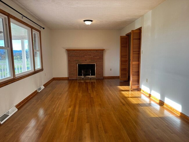 Building Photo - 1308 Minebank Rd