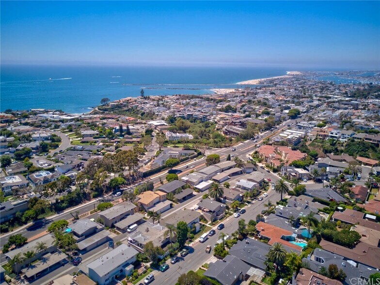 Private gate access to Little Corona Del Mar Beach, Cameo Shores Beach, and Private Lookout - 478 Seaward Rd