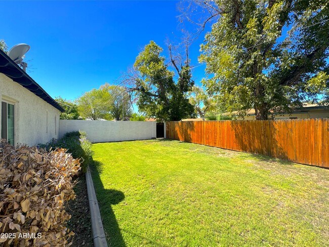 Building Photo - 6 N Fraser Dr E