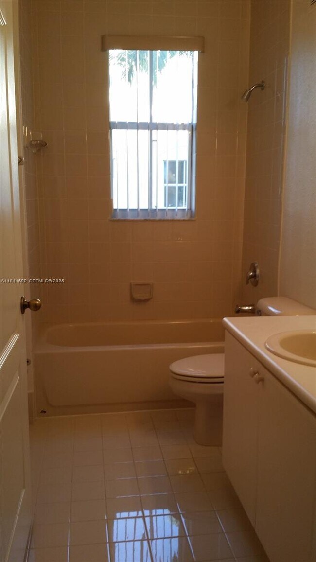 Building Photo - 1536 SE 26th St