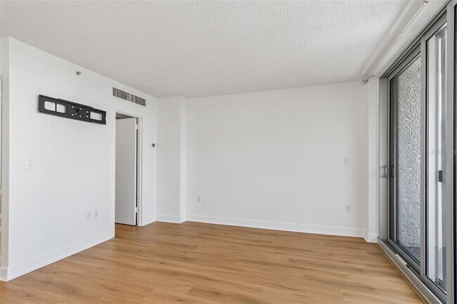 Building Photo - 470 3rd St S