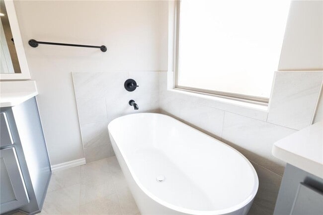 Building Photo - **Gorgeous Newer Build! 4 Bed 3 Bath**