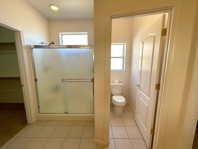 Building Photo - Large 2 Bedroom Home off the Parkway!