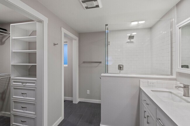Building Photo - Spectacular View - 3bd/2ba - Custom Remodel - Group and Pet Friendly
