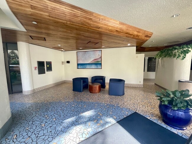 Building Photo - Charming & Convenient Studio, Great Building