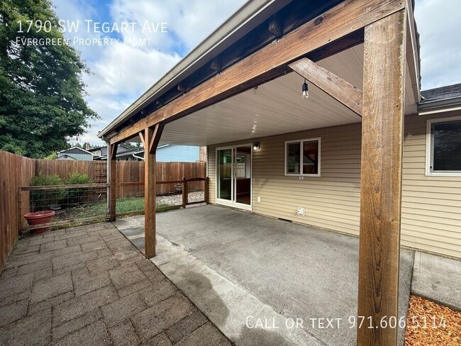 Building Photo - 1790 SW Tegart Ave