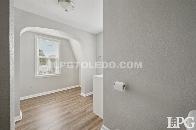 Building Photo - 928 W Gramercy Ave