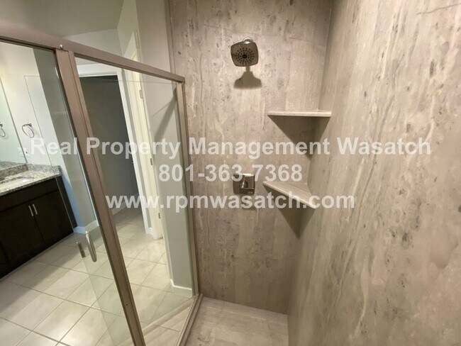 Building Photo - Beautiful 3 Bed, 4 Bath Townhome with 2-ca...
