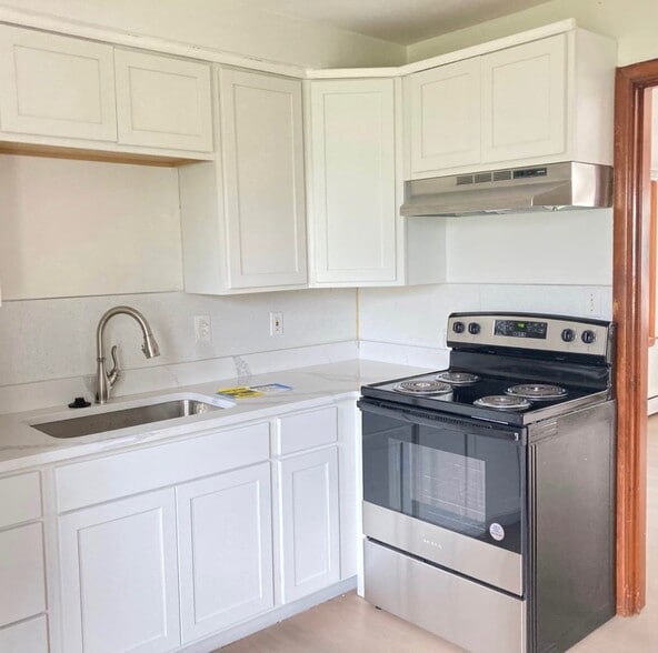 Primary Photo - Lakeside Apartments