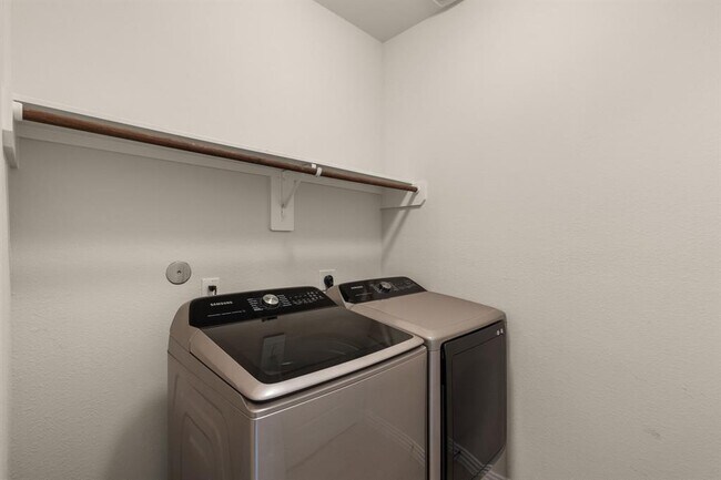 Building Photo - 4803 S Richwood Dr