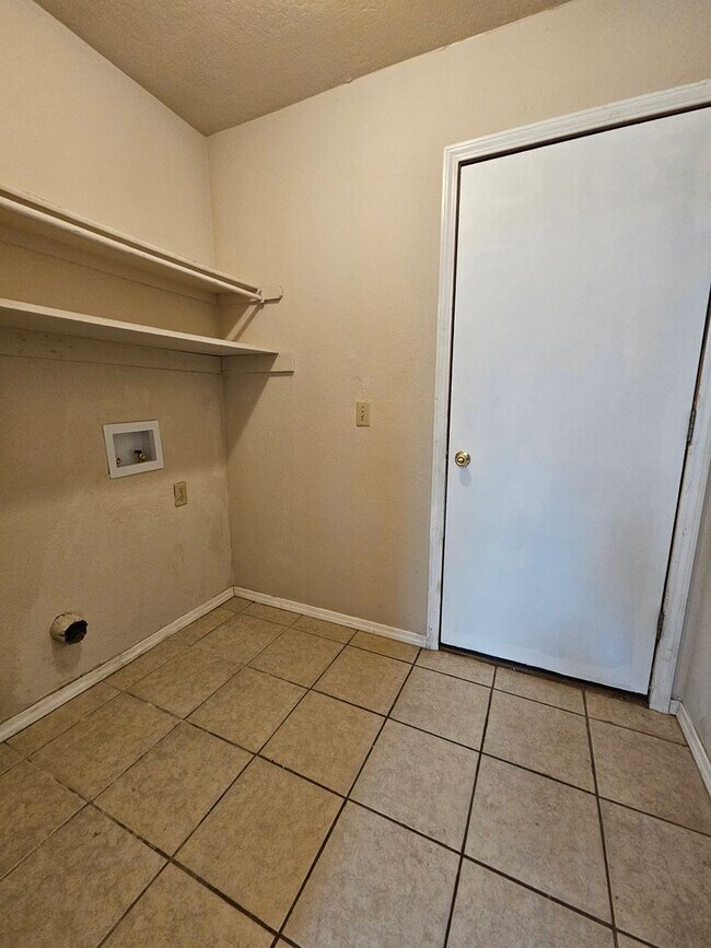 Building Photo - (3) Bed/(2) Bath Available NOW! Pet Negoti...