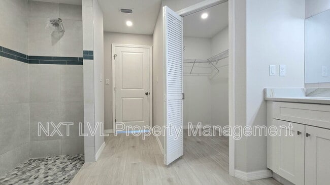 Building Photo - 423 NE 31st St