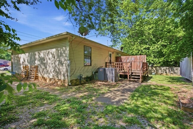 Building Photo - SPRING SPECIAL: 1/2 OFF FIRST MONTHS RENT - Two Bedroom Ranch Duplex in Columbia!