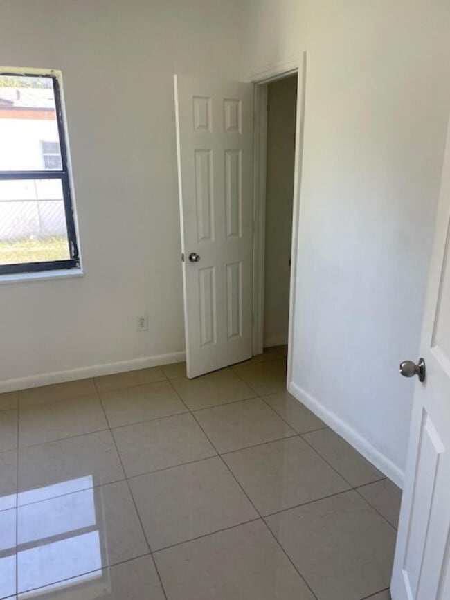 Building Photo - 1724 NE 176th St