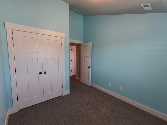 Building Photo - Spacious 4 bed/2.5 bath Home!