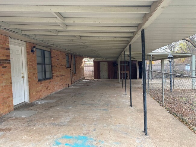 Building Photo - Spacious 3 Bedroom 2 Bath in University Park!