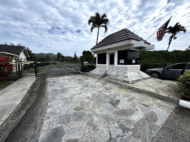 Building Photo - 3/2/2 - Spacious Golf Course Home in Gated Queens Gate II