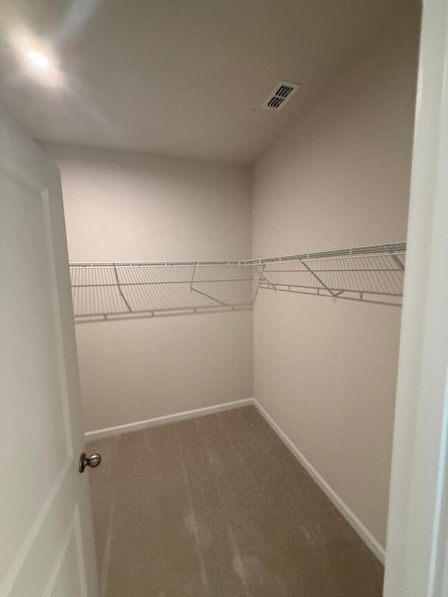 Building Photo - Beautiful 3BR/3BA Home in Creekside