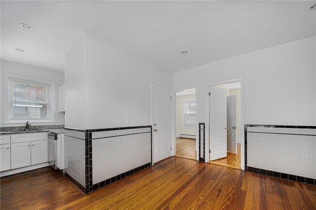 Building Photo - 112 Kimball St