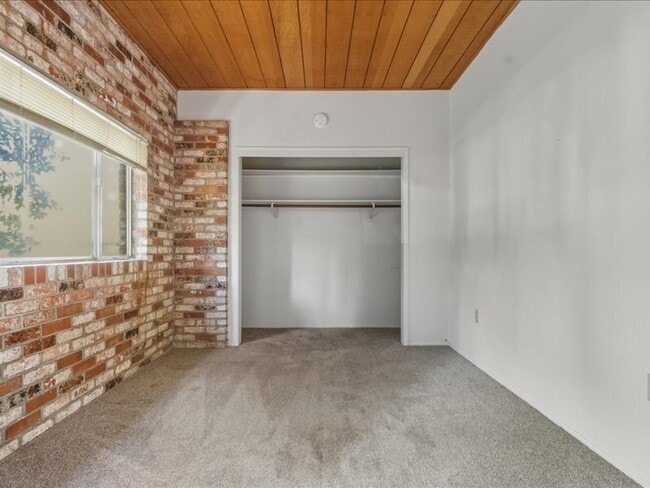 Building Photo - 1863 Bailhache Ave