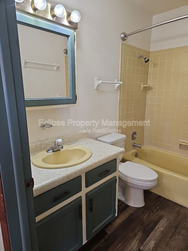 Building Photo - 9 River Dr