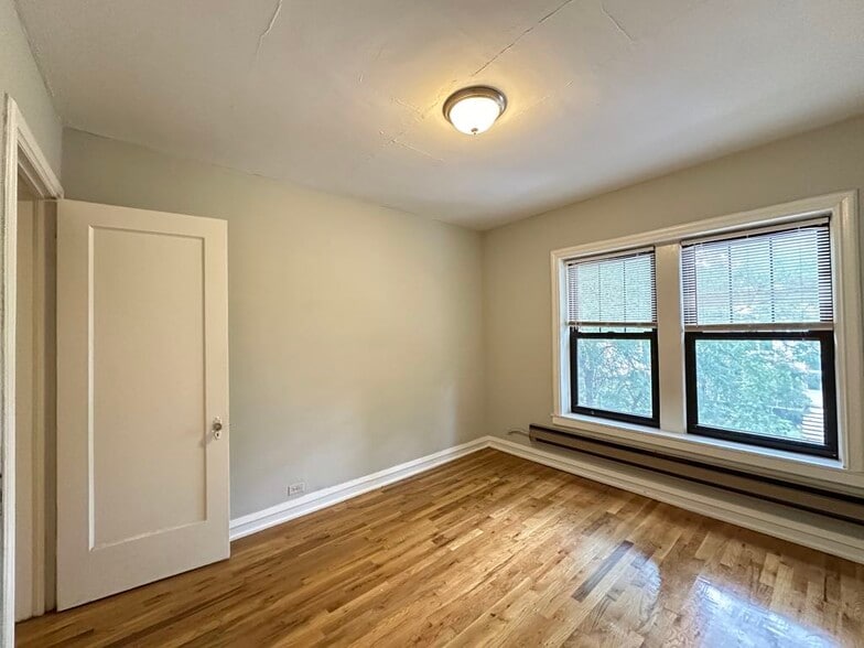 Building Photo - 823 W Wolfram St