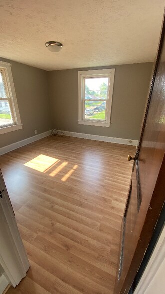 Building Photo - 1153 Roslyn Ave SW