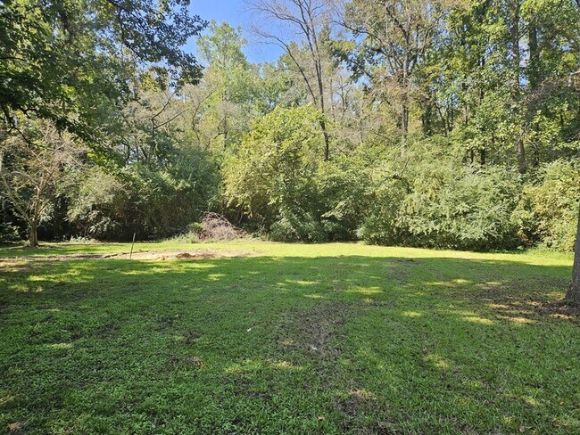 Building Photo - 415 College Dr