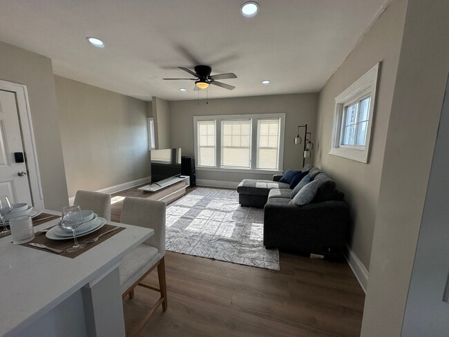 Building Photo - 1847 E 87th St