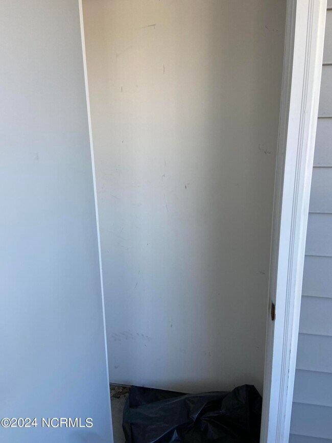Building Photo - 4158 Breezewood Dr