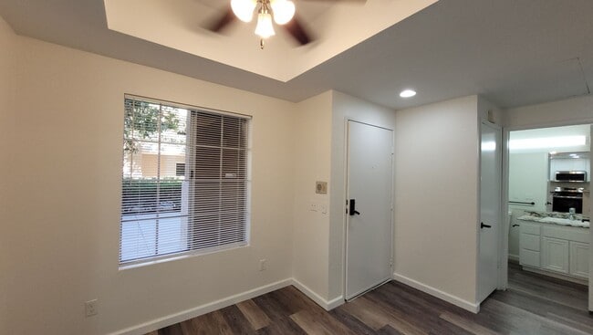 Building Photo - River Colony townhome - centrally located